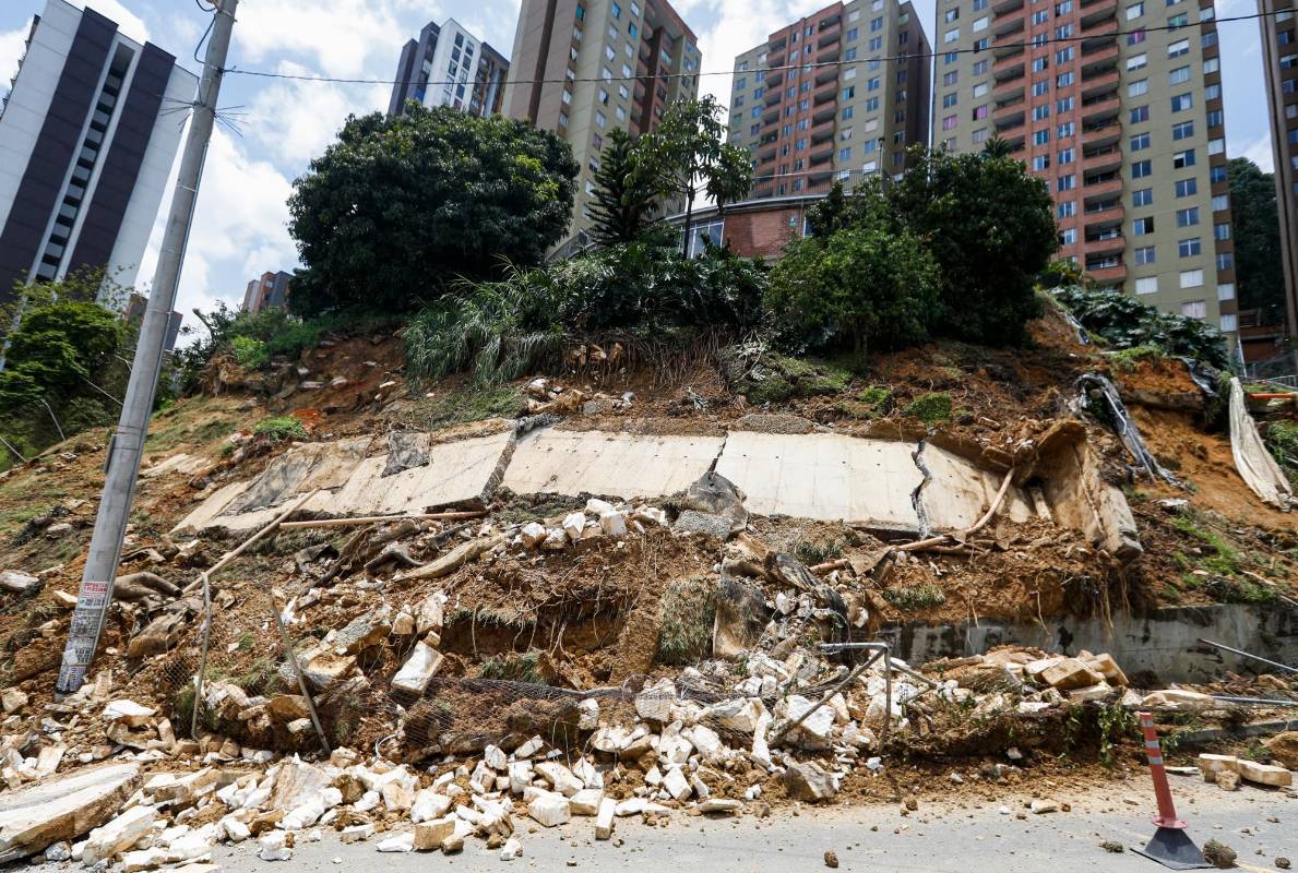 La alerta también señala que la parte lateral de la unidad residencial Atavanza amenaza con desplomarse. Foto Manuel Saldarriaga