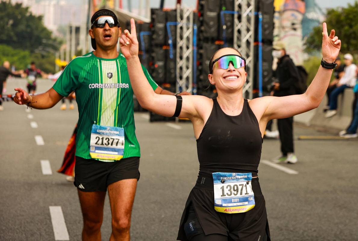 El trazado abarcó arterias principales de la ciudad, ofreciendo a los participantes una experiencia única de contemplación urbana y superación personal. Foto: Manuel Saldarriaga Quintero.