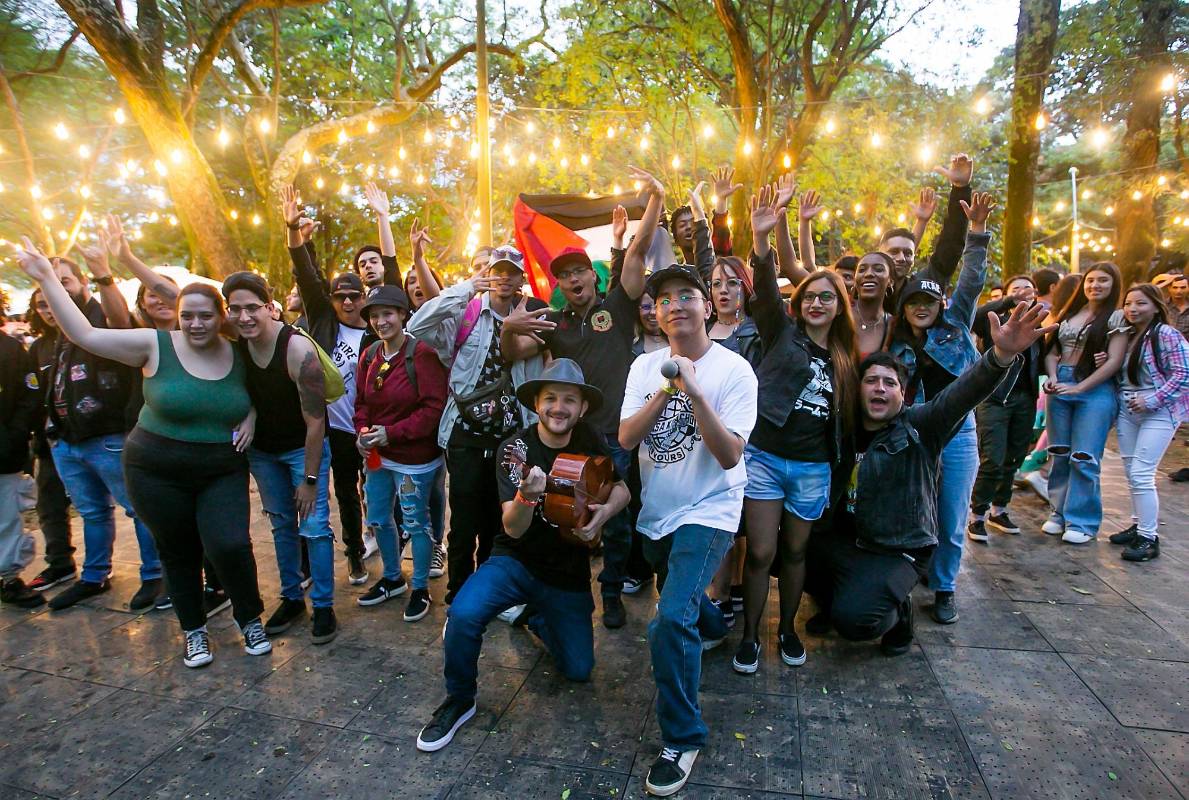 Imagen de Gafas, de camisa negra, y Cartucho, al final de una de sus presentaciones del sábado en el Parque Norte, en el Festival Altavoz. Foto: Esneyder Gutiérrez