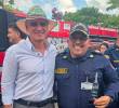 Deibi Arboleda (der.) había llevado el cuerpo de bomberos de Anorí a tener reconocimiento subregional. Acá, con el gobernador Andrés Julián Rendón. FOTO: CORTESÍA ALCALDÍA ANORÍ