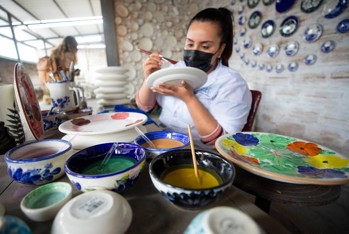 Las mujeres son las encargadas de dar color a las diferentes piezas. Foto: Camilo Suárez