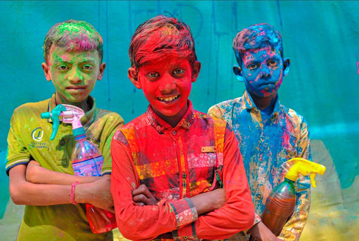 Los colores principales que se lanzan durante el Holi tienen su significado: el rojo simboliza la fertilidad; el rosa, el amor; el azul, el color del dios Krishna; el amarillo, el de la especia dorada cúrcuma y el verde representa la primavera. Foto: Getty