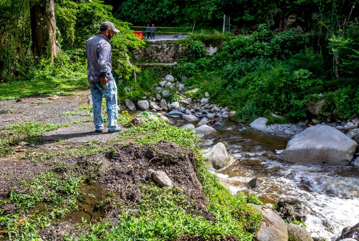 Unos kilómetros antes de llegar a San Jerónimo la vía se derrumbo desde hace dos años. Foto Juan Antonio Sánchez Ocampo