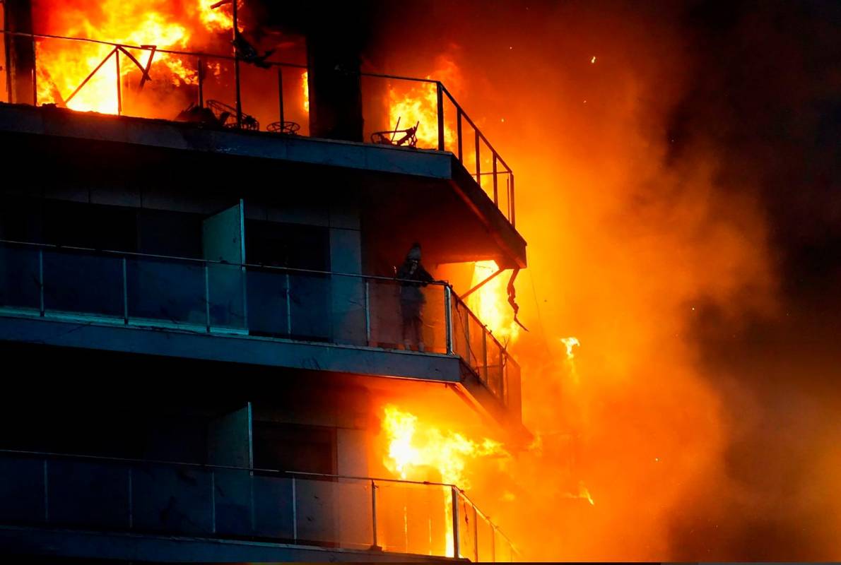 Al lugar llegaron 22 dotaciones de bomberos, 8 unidades médicas, entre ellas un vehículo para atender a los afectados por las llamas y el humo. Foto: Getty
