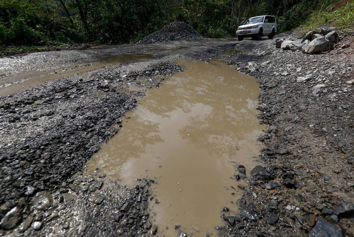 La falta de carreteras, aeropuertos y puertos son un obstáculo para el crecimiento de las poblaciones, según el Banco Mundial. Foto: Manuel Saldarriaga Quintero.