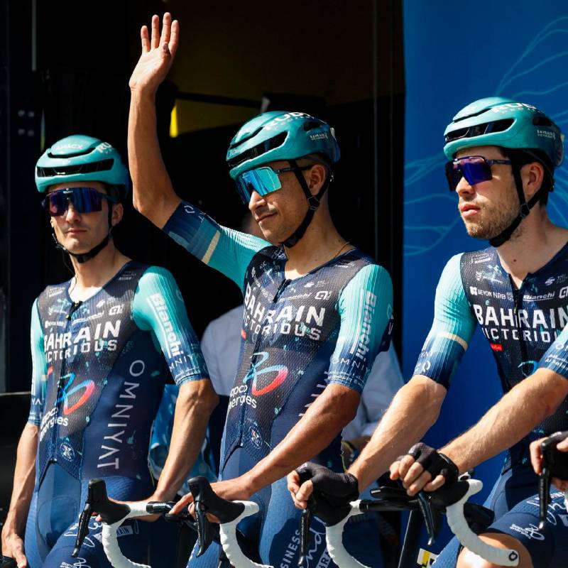 Santiago Buitrago, quien saluda en la imagen, cuenta con el respaldo de sus compañeros en el Tour Auvernia Ródano-Alpes. FOTO X-Bahrain