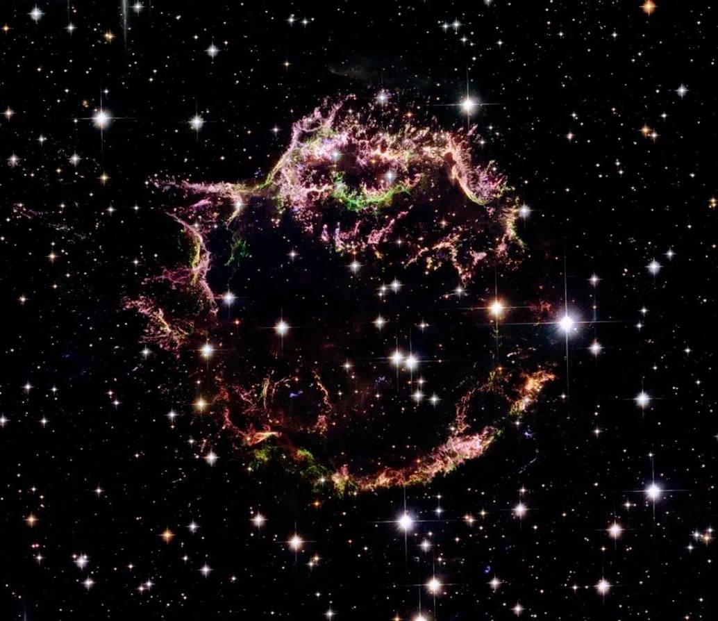 Las explosiones de supernovas primordiales (como la de la foto) liberaron oxígeno en el universo, permitiendo la formación de las primeras moléculas de agua mucho antes de la aparición de las galaxias. FOTO: Cortesía Nasa y Telescopio Espacial Hubble