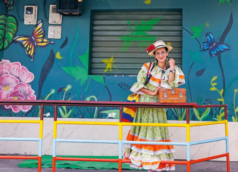 Lina Rojas personifica a la paisana Jacinta, uno de los personajes de Constelaciones que representa la historia de los campesinos que llegaron a las laderas de Medellín. FOTO Camilo Suárez