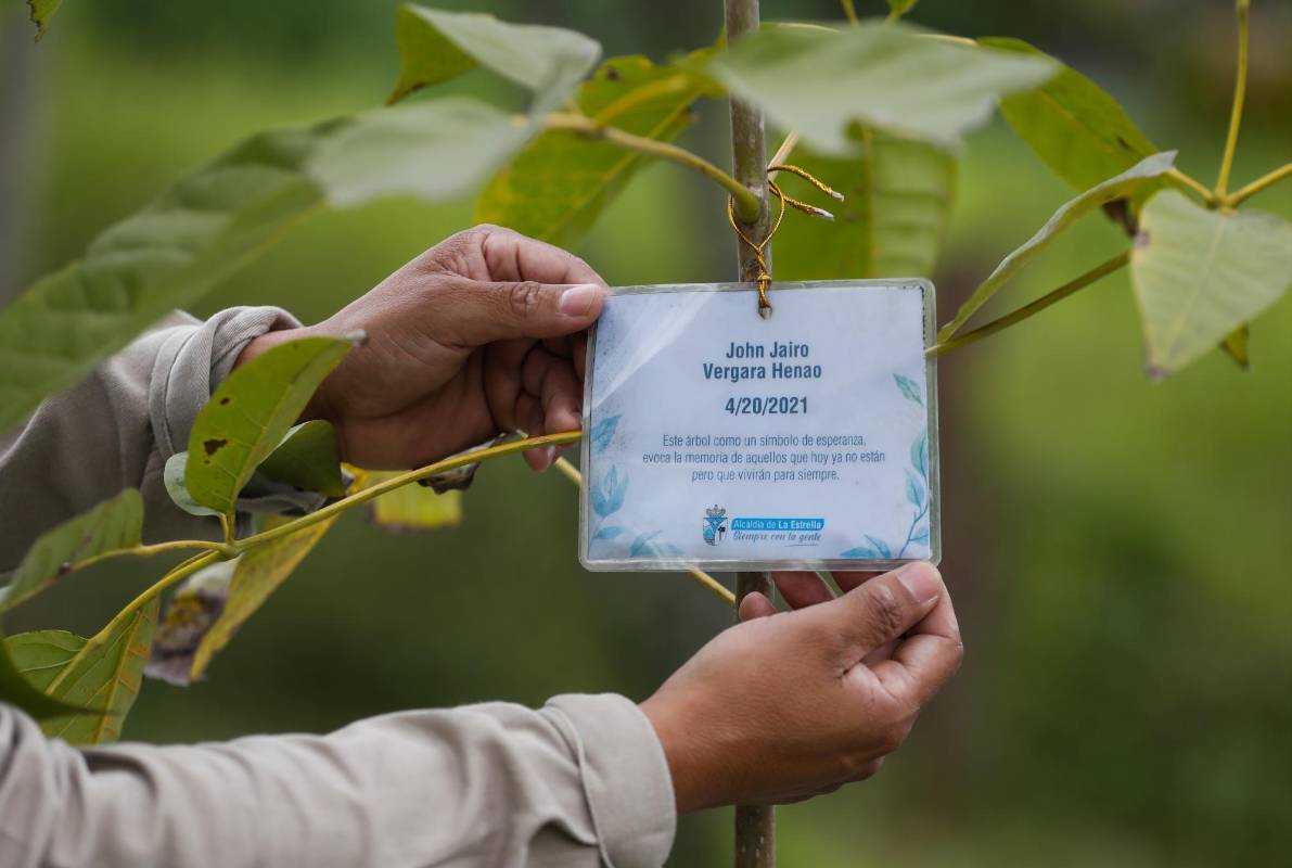 De esta forma, con la identificación de la víctima en un escrito, se evoca la memoria de los fallecidos. Foto: Manuel Saldarriaga Quintero.