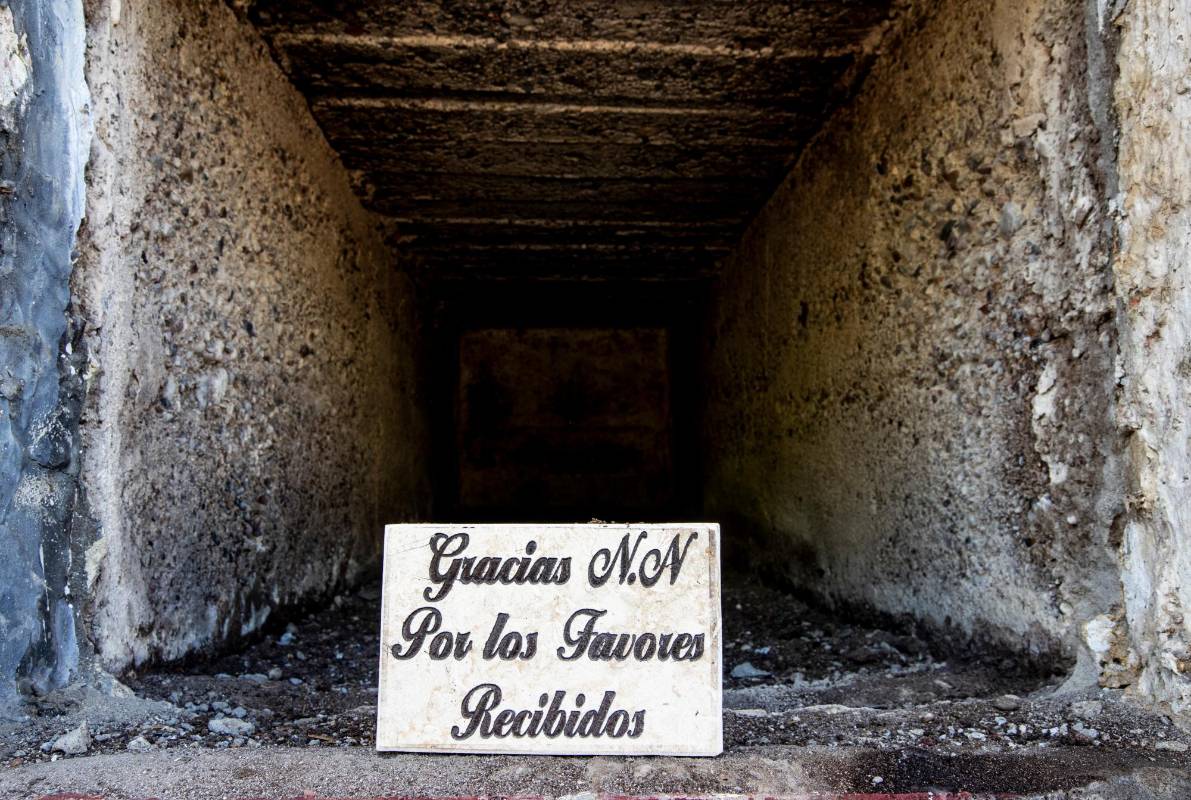 Con placas, la comunidad les agradece a los NN los favores que, aseguran, recibieron de ellos. Foto: Jaime Pérez