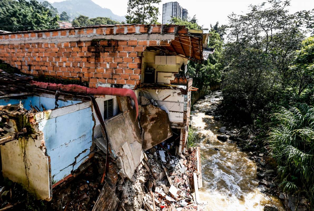 Las fuertes lluvias continuaron dejando estragos entre la noche del jueves y la madrugada de este viernes, luego de que una quebrada se creciera y provocara la destrucción de siete viviendas, dejando damnificadas a varias familias en barrio Miraflores el centro occidente de Medellín. Fotos Julio César Herrera