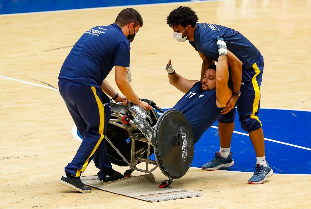 Cuando los deportistas y sus sillas quedan ‘patas arriba’, los asistentes del cuerpo técnico ingresan para dejarlos de nuevo en posición de juego. Foto Manuel Saldarriaga