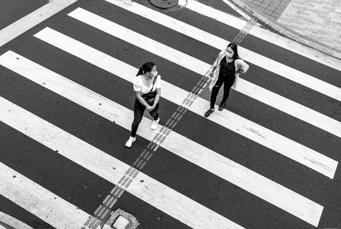 Estos pasos ofrecen una forma segura de movilidad a los peatones y reducen las posibilidades de accidentes. Foto : Camilo Suárez