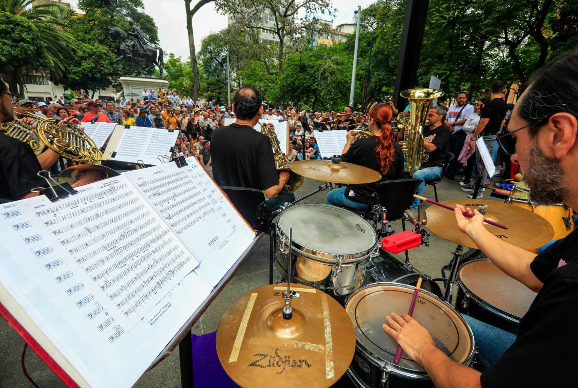 Abuelos, niños, mascotas, estudiantes, jóvenes y turistas disfrutaron de la música Foto: MANUEL SALDARRIAGA QUINTERO.