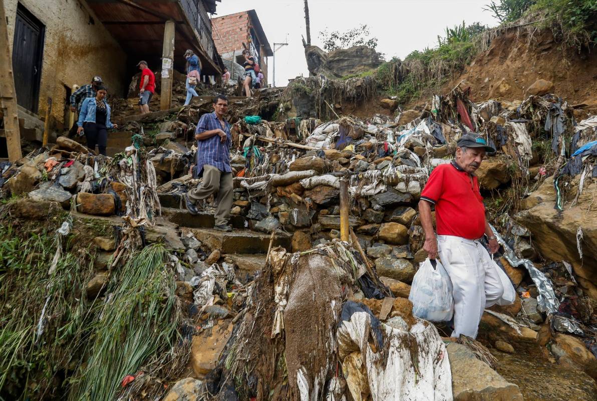 Los afectados speran que las autoridades les ayuden con “varillas, arena y cemento”, para volver a levantar sus humildes viviendas y así resguardarse de los aguaceros que se avecinan. Foto: Manuel Saldarriaga Quintero.