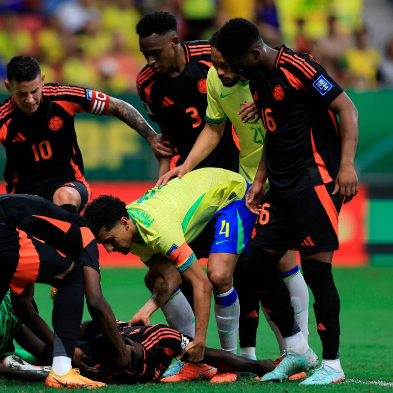 El defensor colombiano Dávinson Sánchez no pudo terminar el partido ante Brasil por una fuerte choque de cabeza con el arquero Alisson Becker. FOTO: GETTY