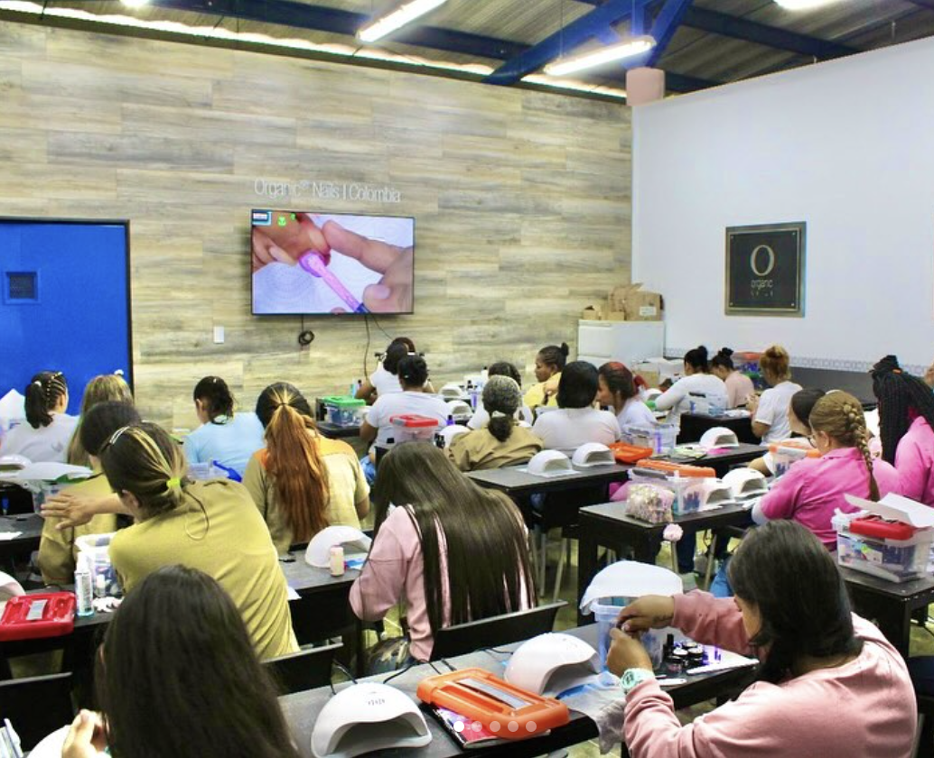 Durante dos años, el proyecto ha promovido la enseñanza de manicure profesional y sistemas avanzados de uñas, con el objetivo de facilitar la inserción laboral de las participantes una vez recuperen su libertad. Foto: Cortesía