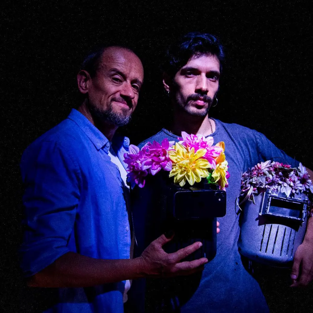 El actor Bernardo García y el director Carlos Ruge llevaron a escena una obra inspirada en hechos reales vividos por una actriz colombiana. Foto: Julio Herrera.