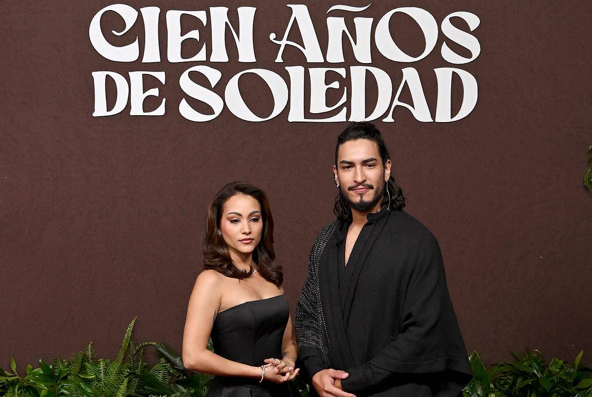 La actriz colombiana Susana Morales y Marco González. Con su estreno, “Cien años de soledad” promete cautivar a audiencias de todo el mundo, llevando una vez más el nombre de Colombia a lo más alto del escenario cultural internacional. Foto: AFP