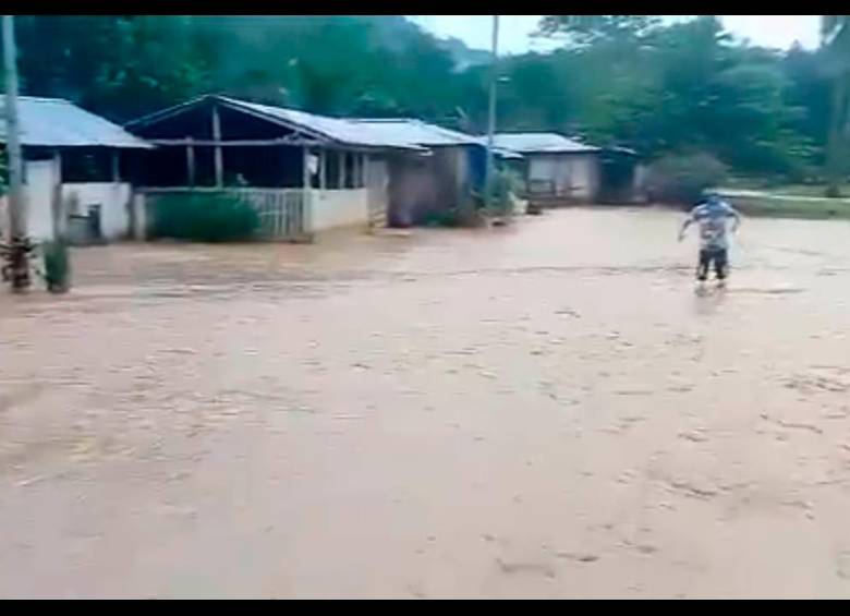 Las inundaciones dejaron a 120 familias damnificadas y la muerte de un adulto mayor en El Bagre. FOTO CORTESÍA