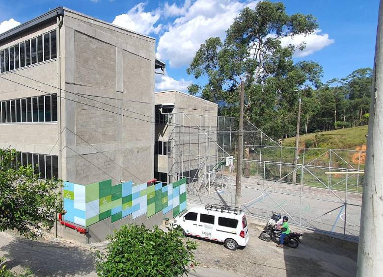 La nueva infraestructura de la institución educativa Los Gómez, ubicada en la vereda El Manzanillo. FOTO: Cortesía.