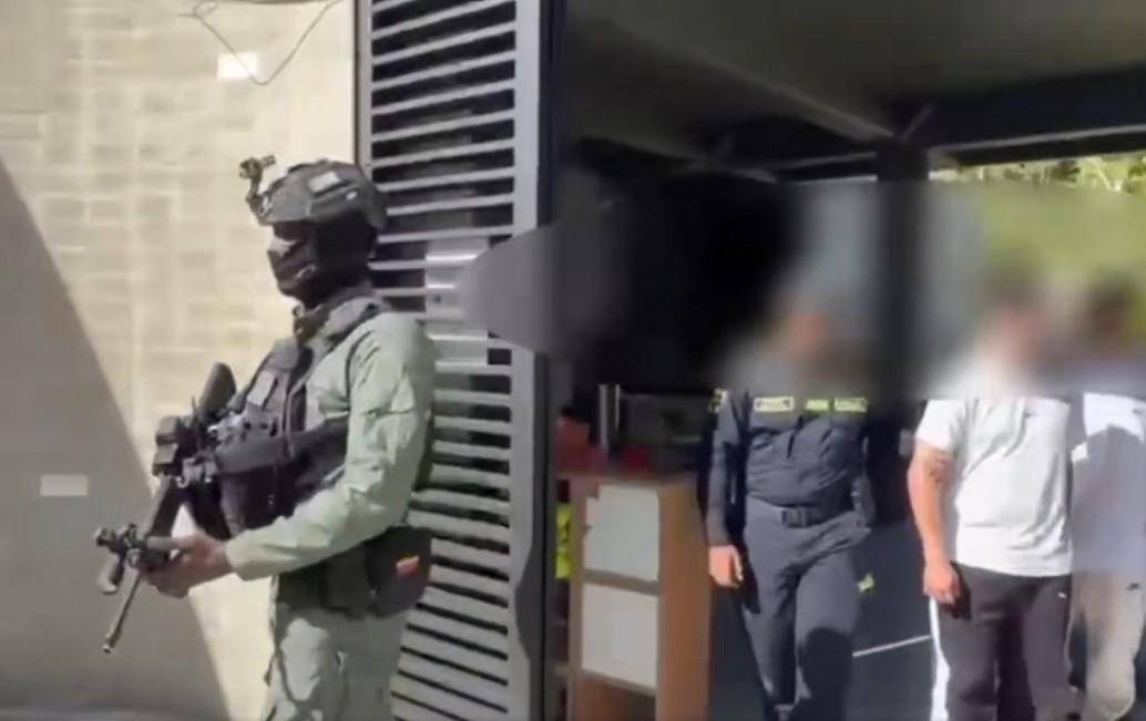 Los procedimientos contra estos 14 presuntos integrantes de la banda La Terraza se efectuaron en dos sectores de la zona urbana y rural de El Peñol. FOTO: CORTESÍA POLICÍA NACIONAL