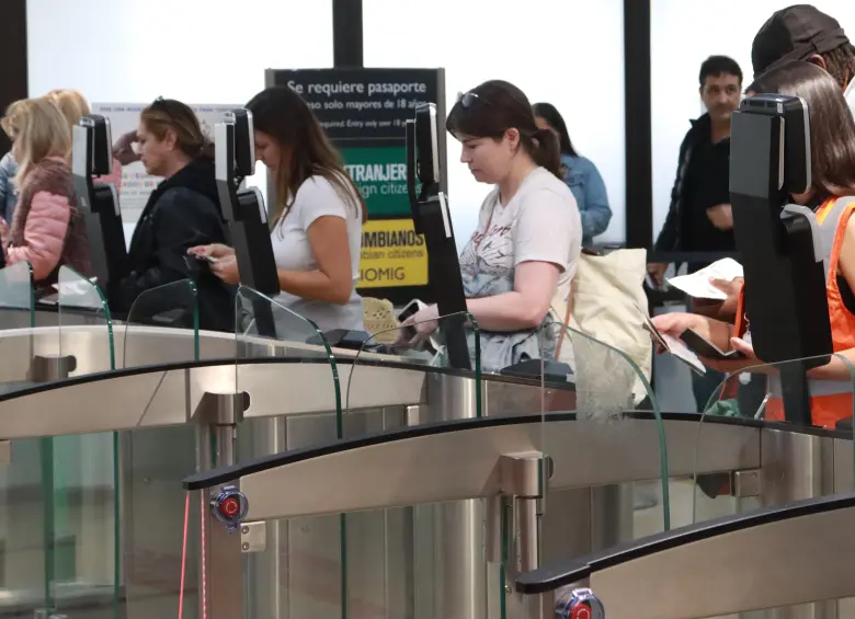 Usuarios realizando el registro biométrico para ingresar o salir del país. Por este método, que toma segundos, se pueden ahorrar horas de espera. FOTO: Cortesía