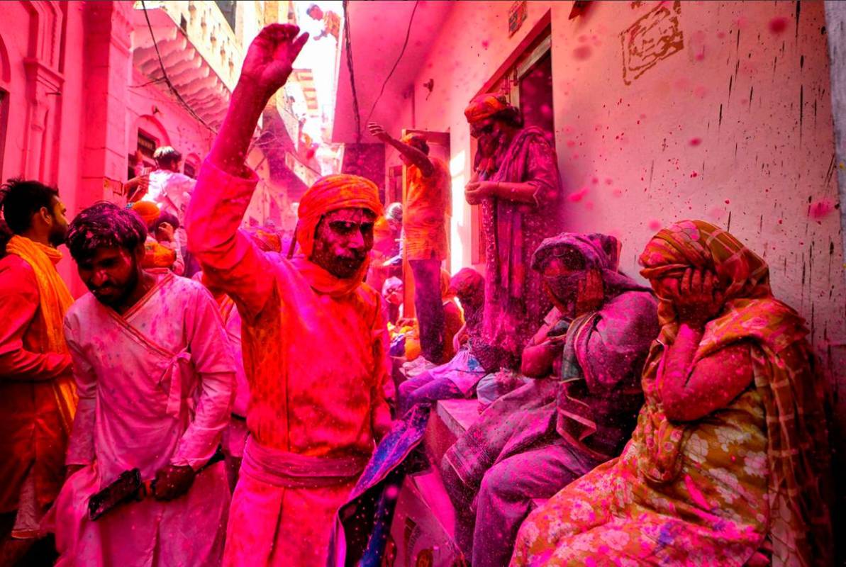 La celebración original consiste esencialmente en lanzarse polvos de colores brillantes y agua coloreada unos a otros, es un momento mágico, de alegría, diversión, música y danza, pero sobre todo espiritual, ya que durante la víspera del festival, se encienden hogueras como conmemoración del triunfo del “bien” frente al “mal”. Foto: Getty 