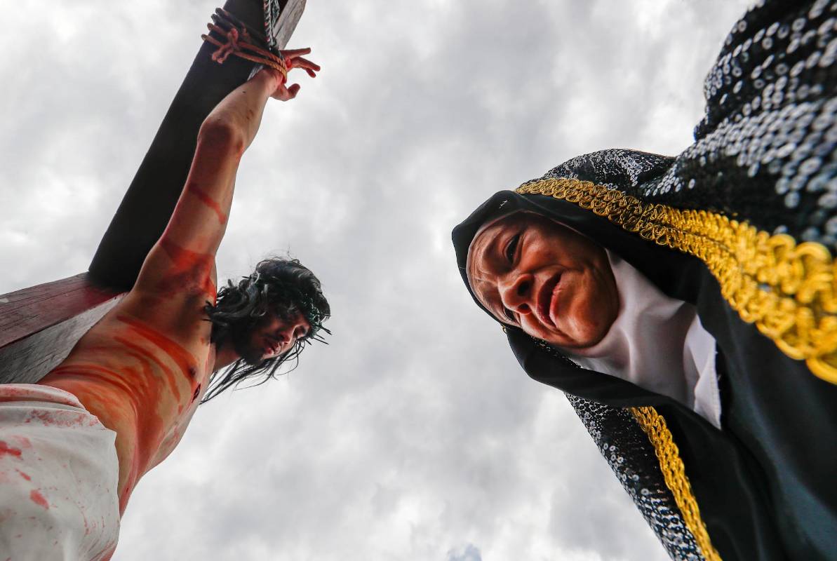 María llora ante su hijo recién crucificado, una escena del Viacrucis en vivo Villa del Socorro. Foto: Manuel Saldarriaga Quintero.