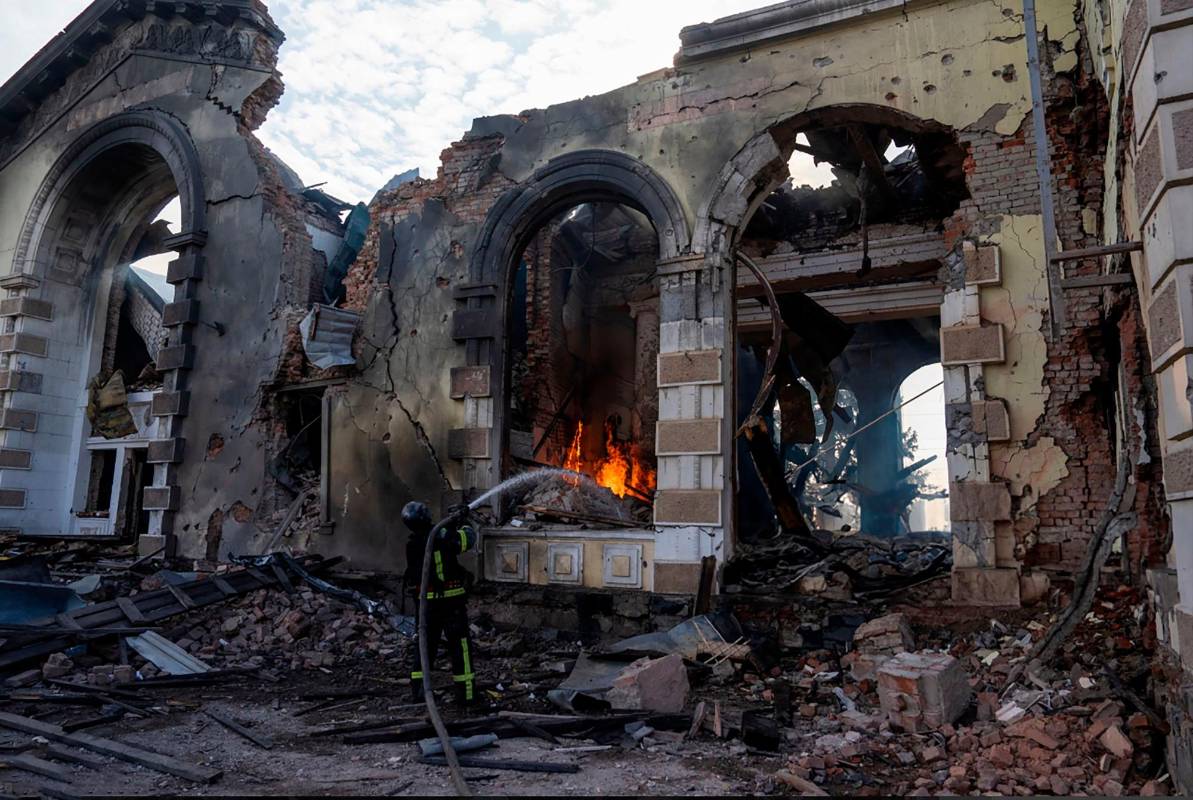 Los bomberos trabajan para apagar las llamas en la estación de tren de Kostiantynivka en la región ucraniana de Donbas, que fue alcanzada por un misil ruso durante la noche, el día después del segundo aniversario de la invasión. Foto: GETTY