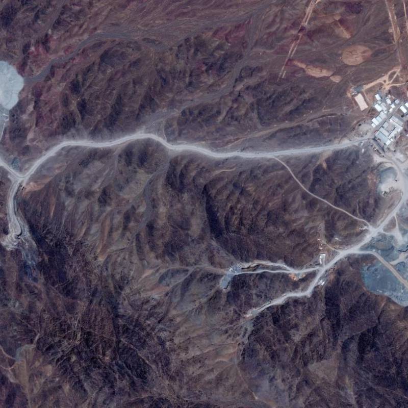 Esta imagen satelital, cortesía de Vantor, muestra una vista general del complejo de túneles de Pickaxe Mountain, adyacente a la instalación nuclear de Natanz, cerca de Natanz, provincia de Isfahán, en el centro de Irán, el 30 de junio de 2026. Foto: AFP