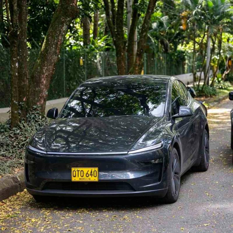 Los vehículos eléctricos e híbridos ganan participación en el mercado automotor colombiano. Tesla y BYD concentran buena parte de las ventas de eléctricos, mientras fabricantes y operadores avanzan en la expansión de la infraestructura de carga. FOTO EL COLOMBIANO E IA