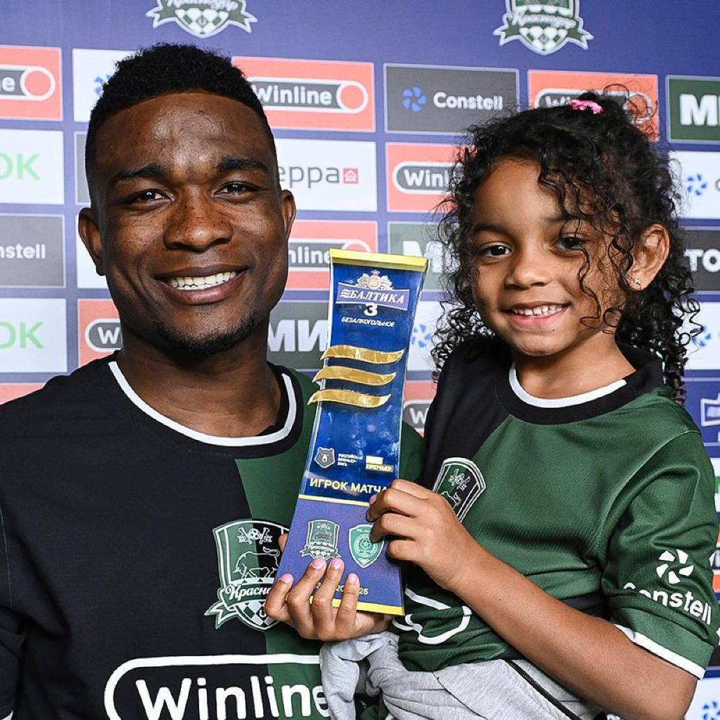  Jhon Córdoba tiene contrato con el Krasnodar hasta 2027. El jugador colombiano, quien celebra con su hija, espera ser llamado a la Selección Colombia. X-KRASNODAR