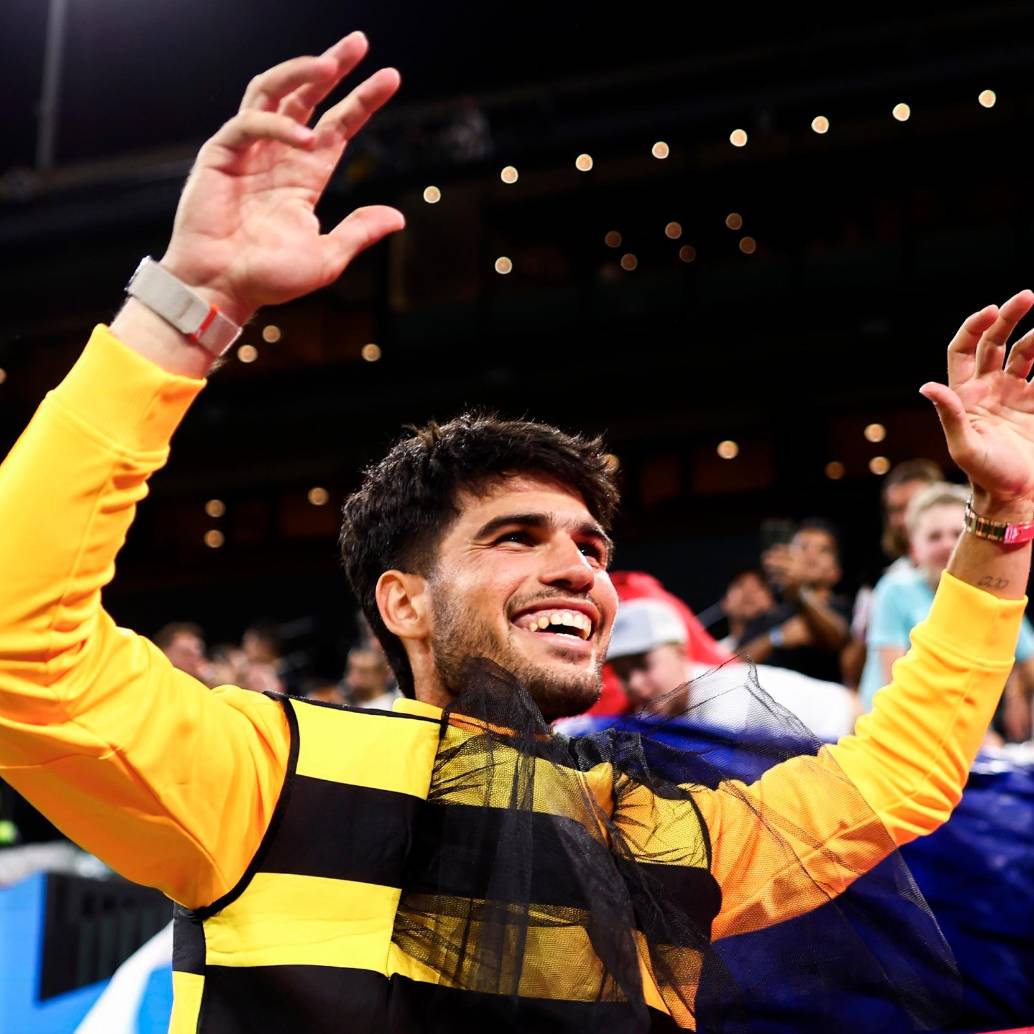 Tras sellar su clasificación a semifinales en el Indian Wells Masters, Carlos Alcaraz celebró con humor junto a los aficionados al aparecer vestido de abeja, recordando el curioso episodio del enjambre que frenó su duelo ante Alexander Zverev en 2024. FOTO @BNPPARIBASOPEN
