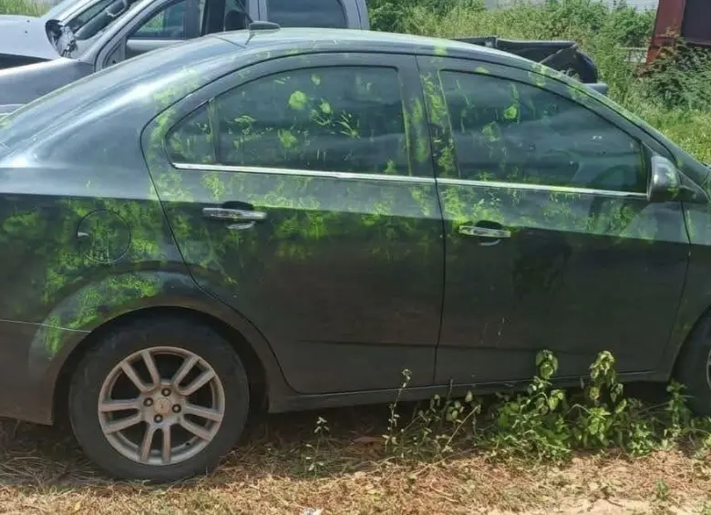 El Chevrolet Sonic gris inspeccionado por la Fiscalía es una de las principales pruebas en el caso de Yulixa Toloza. Foto: tomada de X