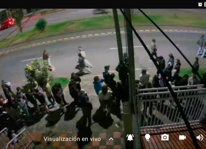 Las personas llevaban más de 5 horas haciendo fila. FOTO TOMADA DE X (@QuenaRibadeneir)