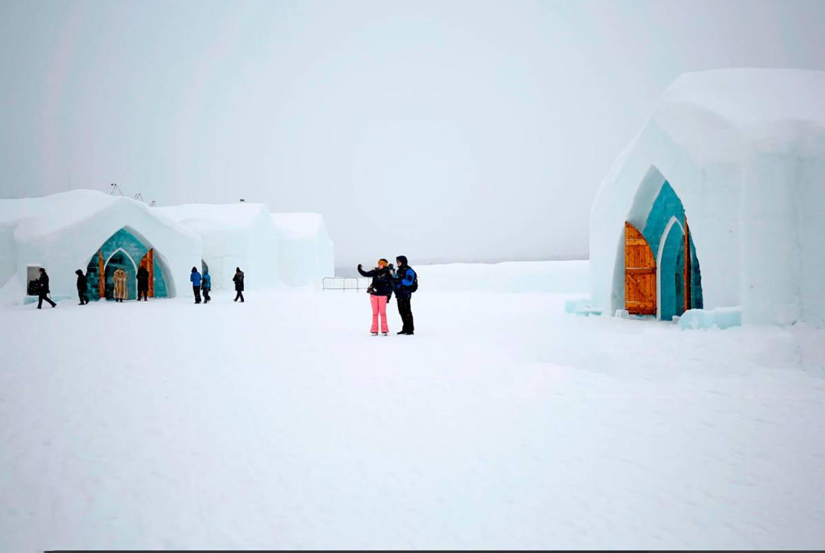Construido con 2.400 bloques de hielo y 35.000 toneladas de nieve, el Hotel de Glace es el único hotel de hielo de América del Norte. Foto: Getty