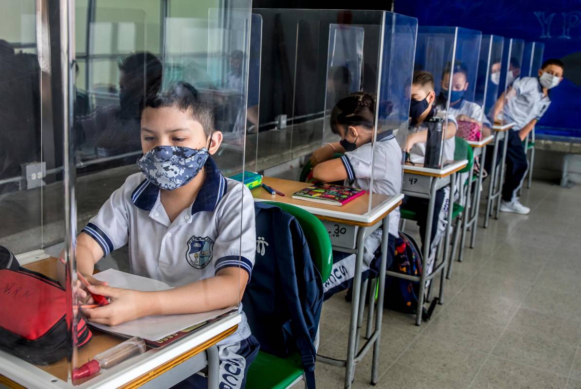 Los cubículos son una alternativa que tienen los colegios para incrementar las medidas de bioseguridad. Foto Juan Antonio Sánchez Ocampo