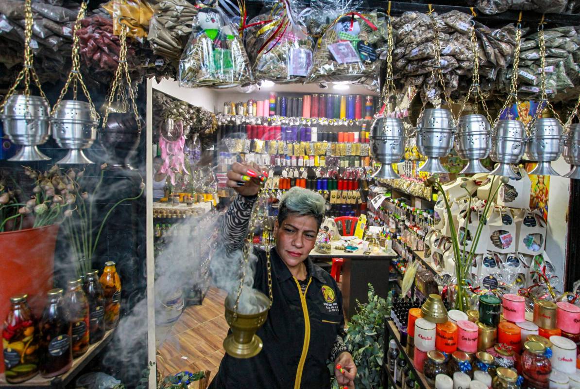 Esta semana, las plazas de mercado y algunas calles de la ciudad, en especial del Centro, huelen a ruda, verbena, eucalipto, canela, albahaca, incienso, sahumerio y esencias. Foto: MANUEL SALDARRIAGA QUINTERO.