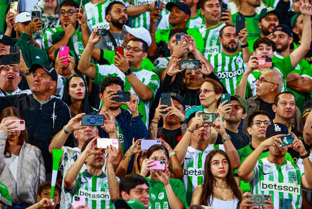 La gente deliró, y en las tribunas comenzaron a sonar los “ole, ole”, ese canto que no solo celebra, sino que también cicatriza heridas. Foto: Manuel Saldarriaga Quintero.