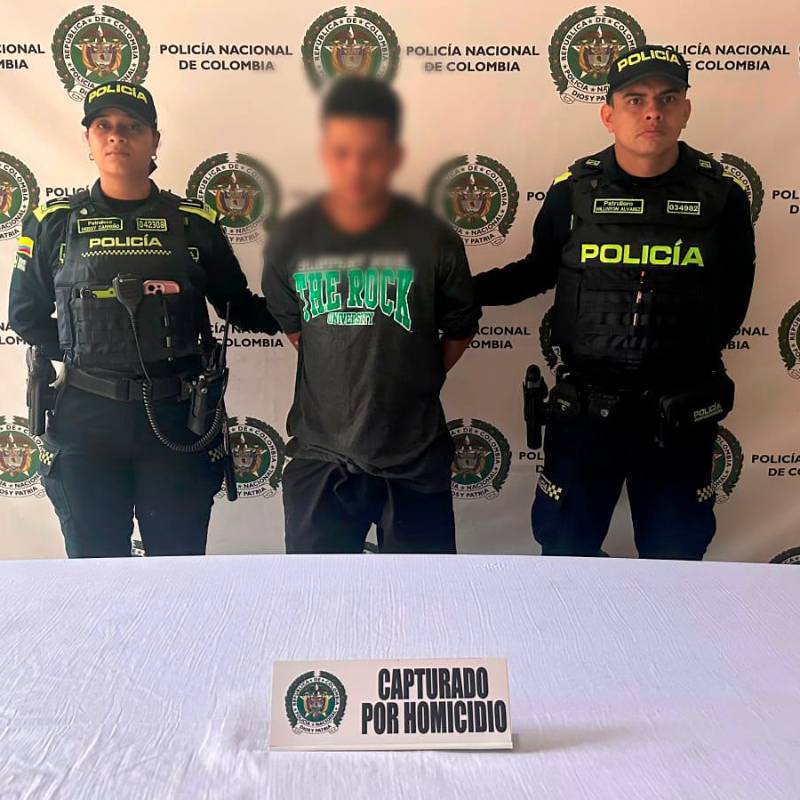 Este es el momento en el que las autoridades presentaron la captura de Jaider Guerra Saavedra, de 22 años, señalado de asesinar a Alexánder Navales Toro, de 32 años. FOTO: CORTESÍA POLICÍA METROPOLITANA