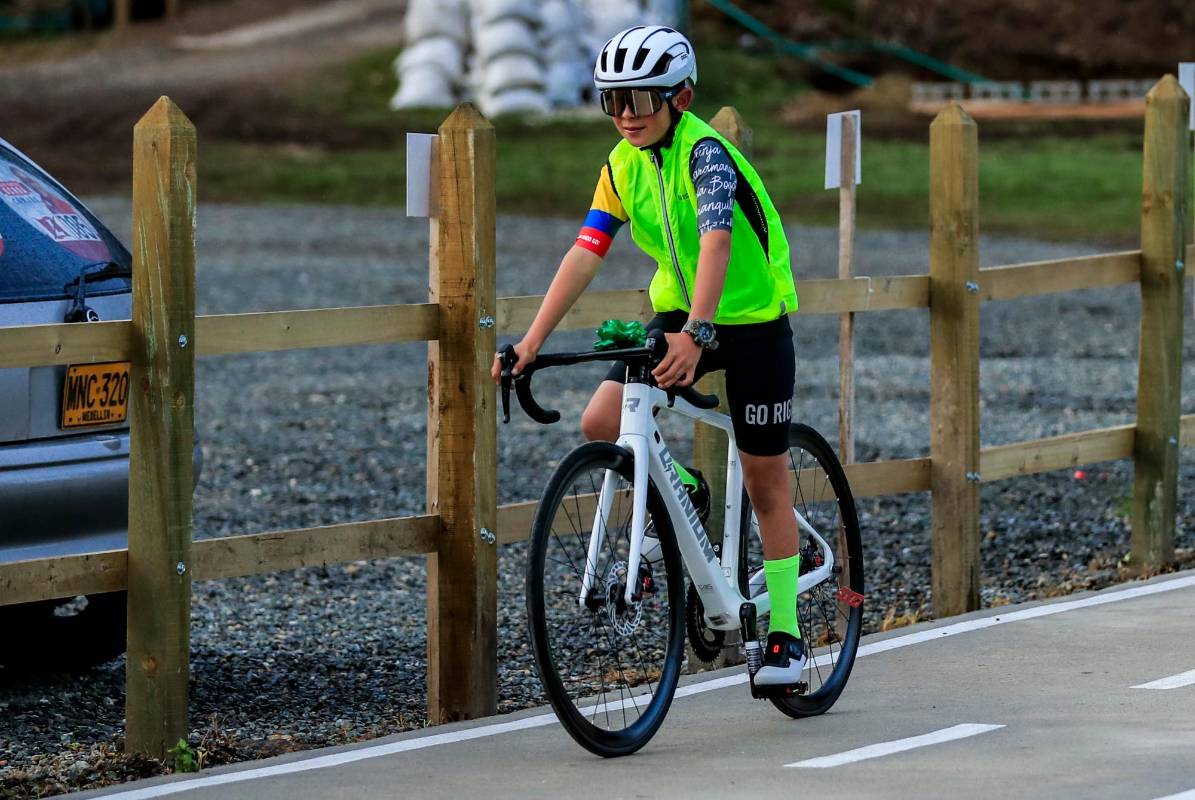 Ángel David Valencia, el niño que impresionó a Urán y a los neerlandeses Tom Dumoulin, Koen Bouwman y Laurens Ten Dam, cuando se los encontró en su entrenamiento por el Oriente antioqueño y los siguió a rueda durante un buen rato. Foto Jaime Pérez