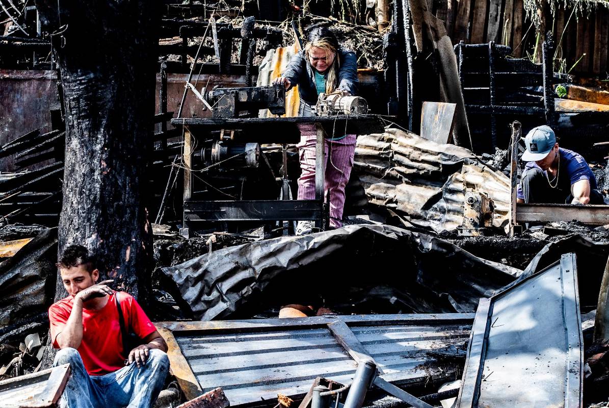 Un incendio en el sector San Francisco, en Itagüí, consumió al menos diez viviendas y dejó daños en varias casas más. Foto: Jaime Pérez