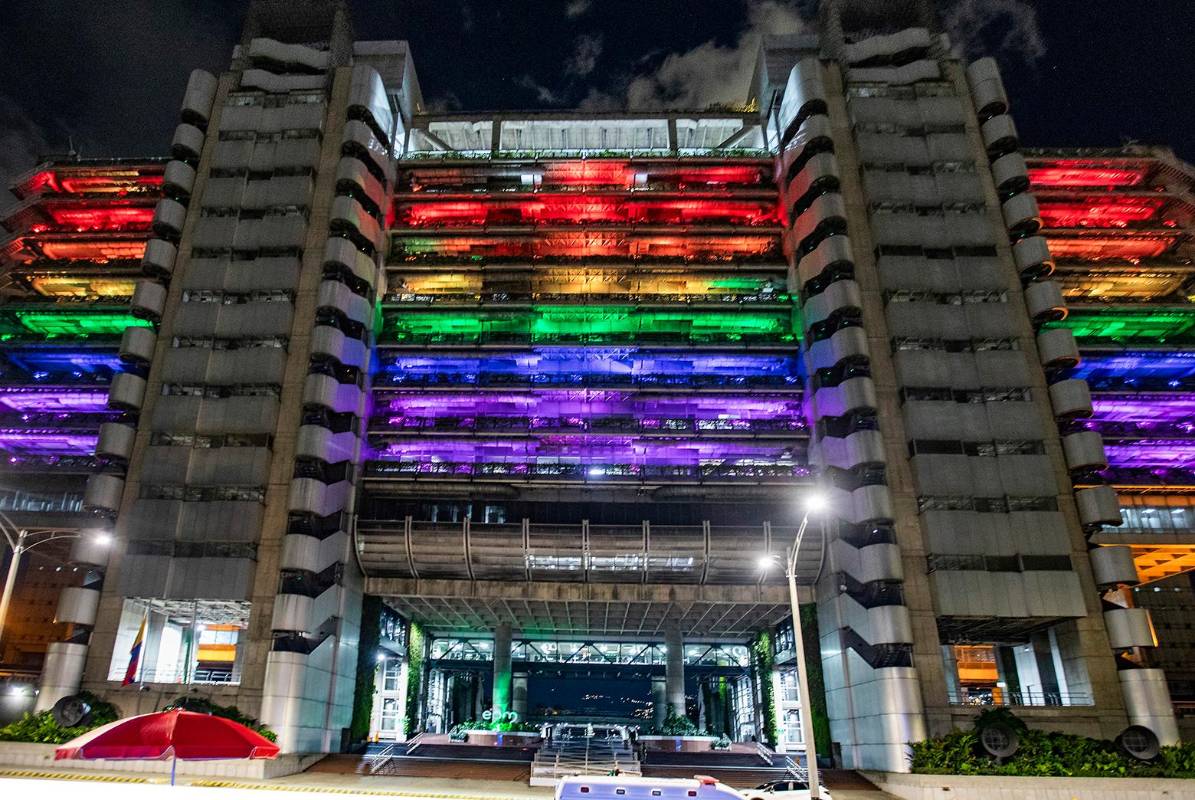 El icónico Edificio de EPM se iluminó desde el pasado viernes 31 de mayo con los colores del arcoíris, símbolo de la comunidad LGBTIQ+. Este acto marcó el inicio de una serie de eventos y actividades que la Alcaldía de Medellín ha preparado para celebrar la diversidad en la ciudad.. Foto: Esneyder Gutiérrez