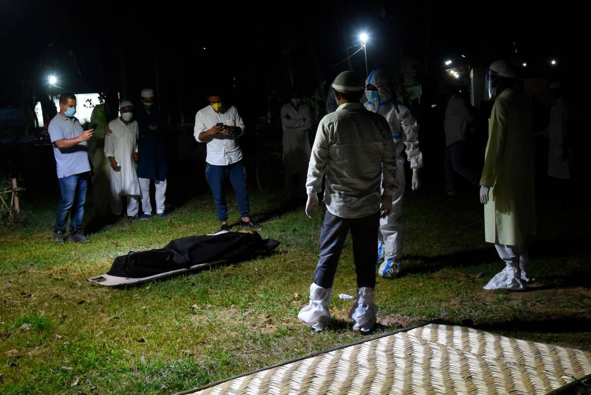 Los cuerpos esperan en las calles para ser cremados o enterrados. Foto GettyImages