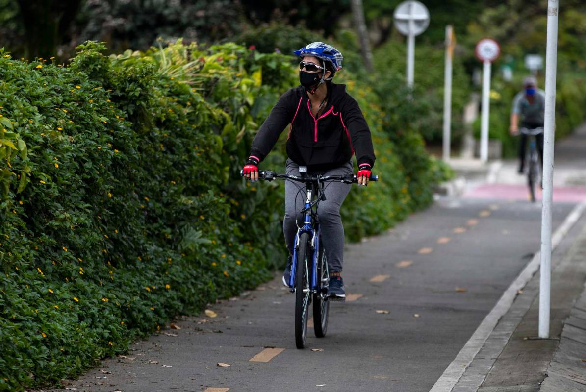 A finales del siglo XIX, las mujeres se convirtieron en las usuarias más entusiastas de las nuevas bicicletas, hoy el ciclismo femenino vive un autentico bomm como símbolo de libertad. Según la encuesta Origen - Destino 2018 , del Área Metropolitana, de los 61.842 viajes diarios en el Valle de Aburrá, 6877 los hacen mujeres. Foto: Manuel Saldarriaga Quintero.