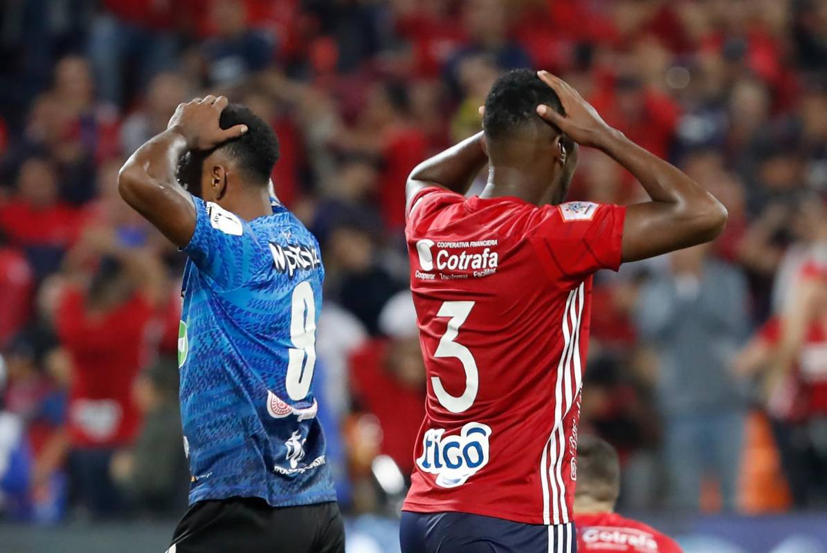 Lamento de los jugadores del Pereira (Brayan Muñiz) y Medellín (Víctor Moreno) ante la imposibilidad de sumar los tres puntos. FOTO Manuel Saldarriaga