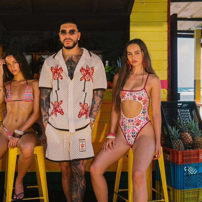 Ryan Castro posa con una de las camisas tejidas que tendrá esta colección AWAA que hizo al lado de Agua Bendita. FOTO Cortesía