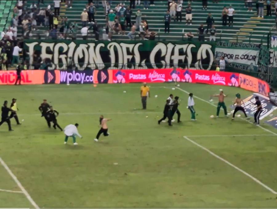 La Policía intervino para controlar a los hinchas del Cali que ingresaron al terreno de juego tras el final del partido en el cuadro azucarero y Bucaramanga. FOTO: CAPTURA VIDEO @AndresfelipeOK_