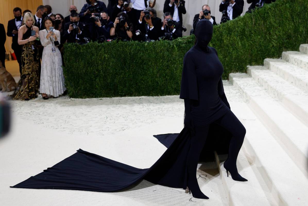 Toda de negro, así fue a la gala Kim Kardashian. FOTO EFE